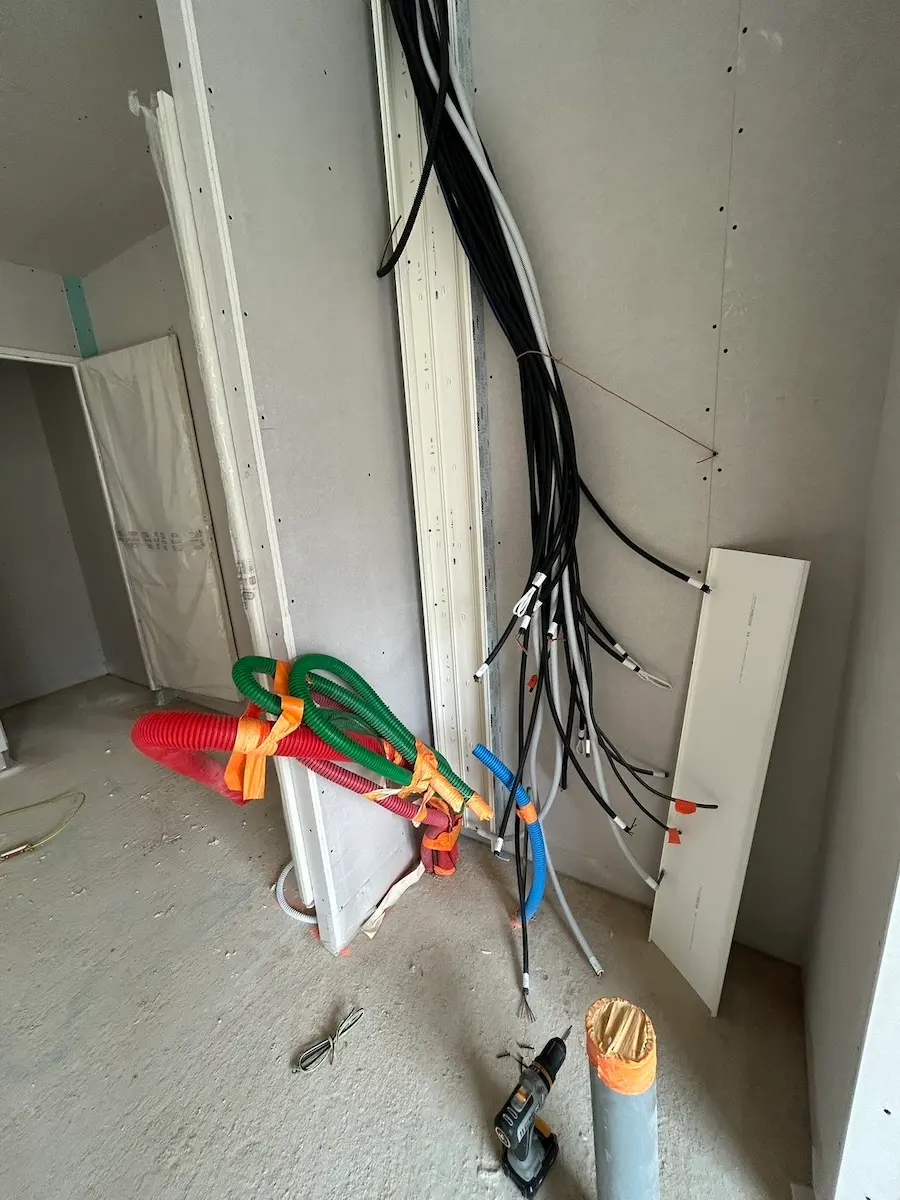 Travaux de rénovation électrique : passage de gaines et pieuvre électrique avant cloisonnement